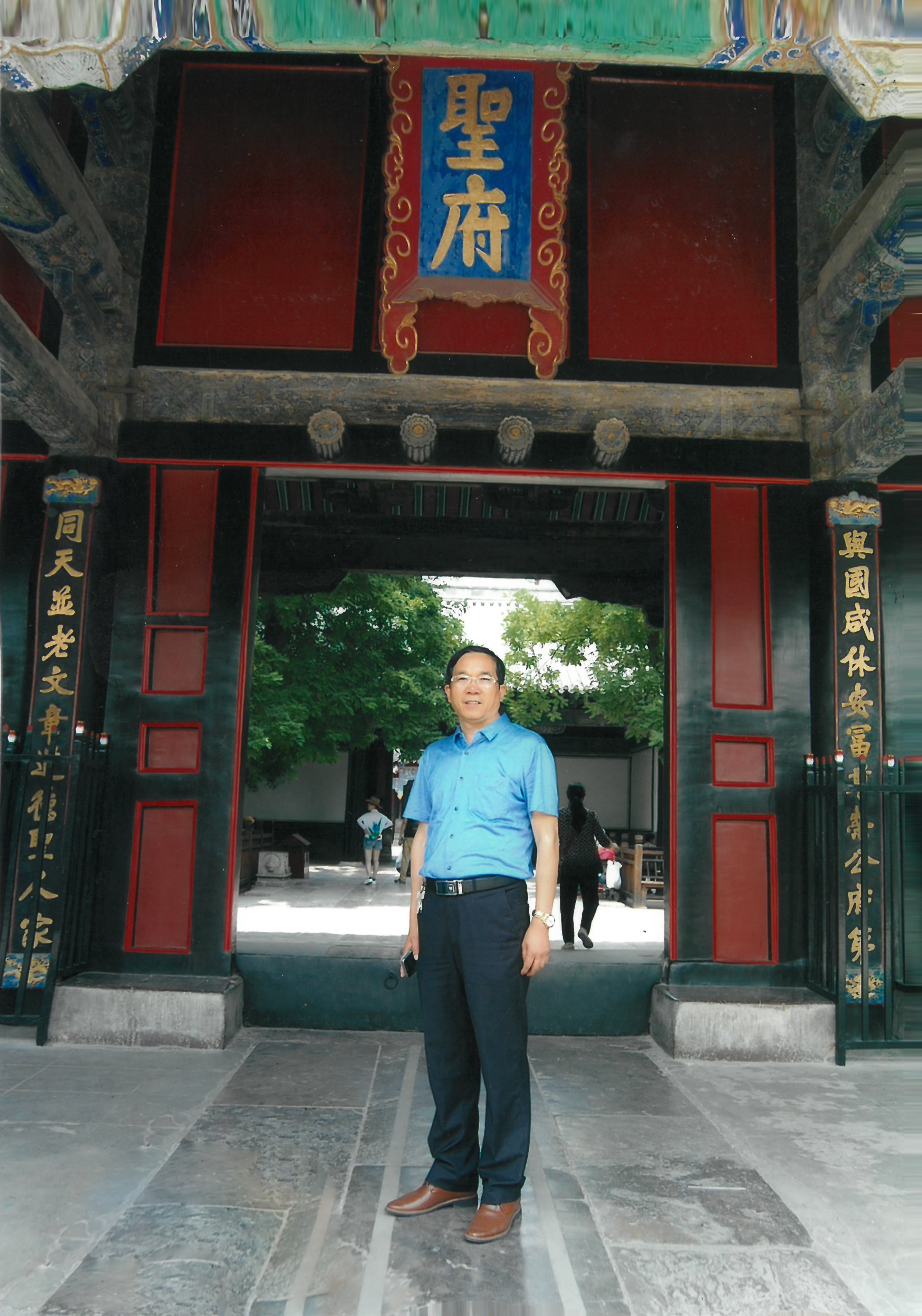 《不忘初心换人心民心，绿水青山变金山银山》